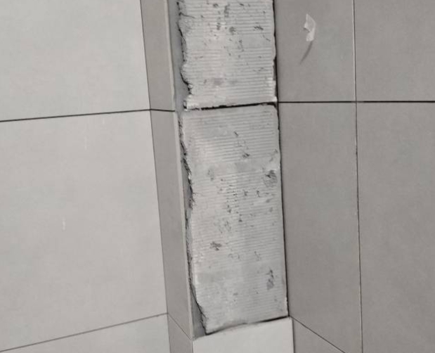 贾汪瓷砖空鼓维修公司分享下瓷砖施工前基层浇水润湿程度不足，可能导致以下问题